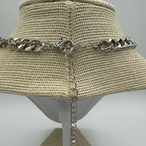 Urban Outfitters Gold Heart Charm Necklace - Picture 3 of 3